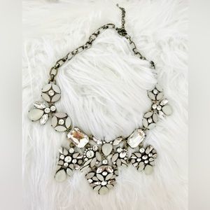 Beautiful luxury necklace, great for any dress and outfit.